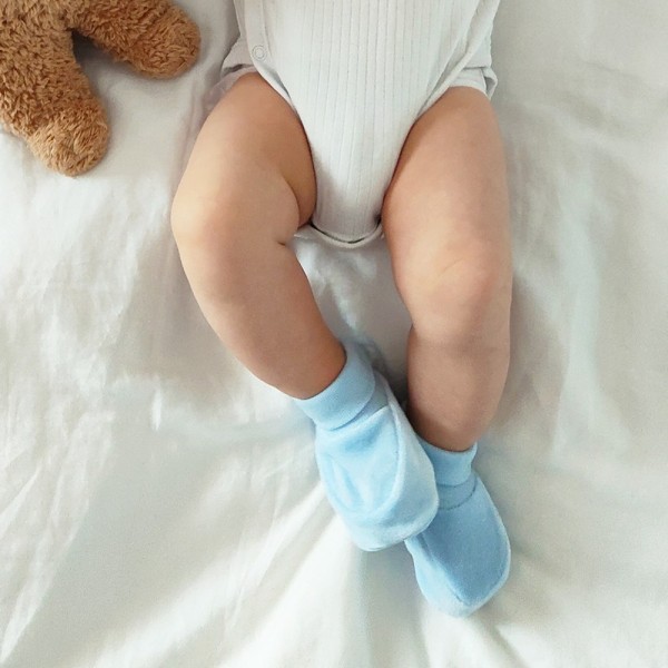 coccoliamo-scarpine-neonato-ciniglia-morbidezza-protezione-baby-blu